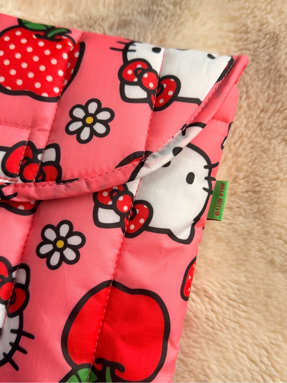 BAGGU x Sanrio Hello Kitty Puffy Laptop Sleeve 13”/14” - Picture 4 of 6